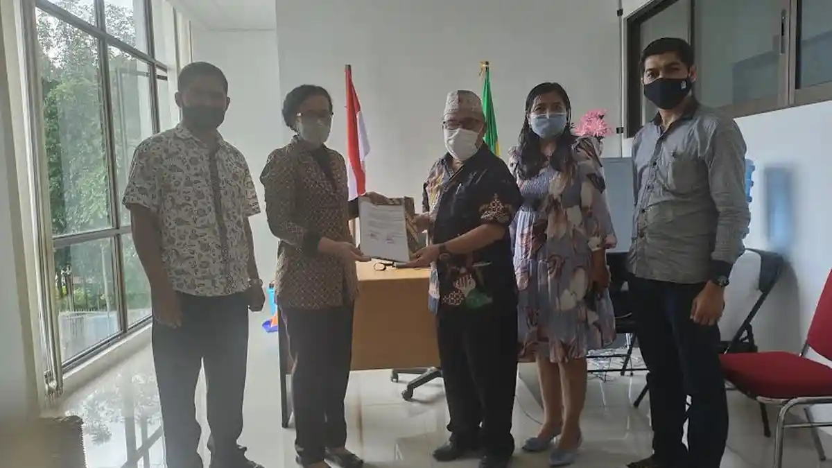 wahyuni-purnami-bersama-pendiri-kopi-mane-dan-dosen-di-ruang-dekan